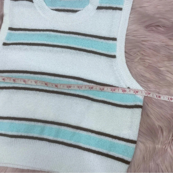 Twik Camisole knitted soft crop top - Picture 4 of 11